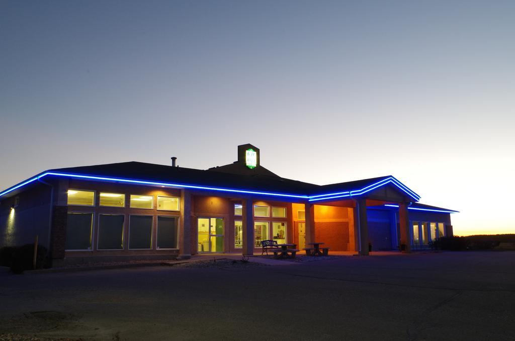 Bay Hill Inns & Suites Neepawa Екстериор снимка