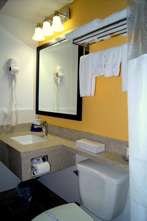 Bay Hill Inns & Suites Neepawa Екстериор снимка