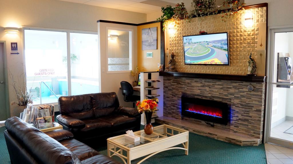 Bay Hill Inns & Suites Neepawa Екстериор снимка