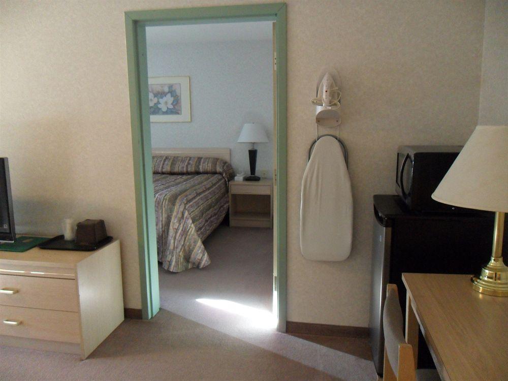Bay Hill Inns & Suites Neepawa Екстериор снимка