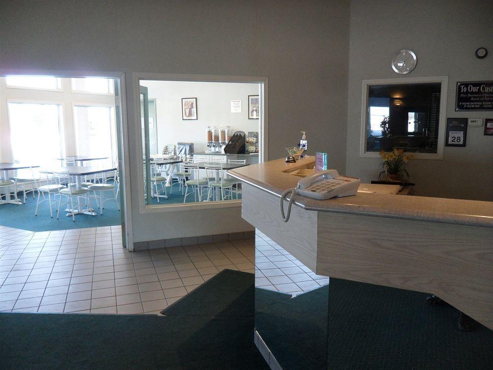 Bay Hill Inns & Suites Neepawa Екстериор снимка