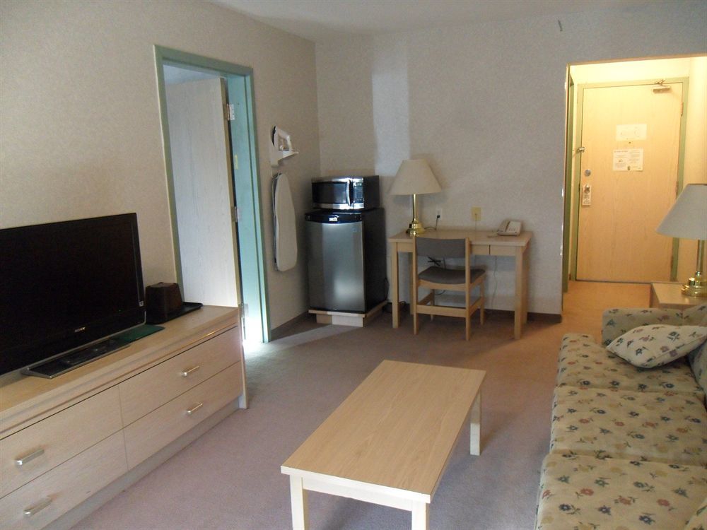 Bay Hill Inns & Suites Neepawa Екстериор снимка