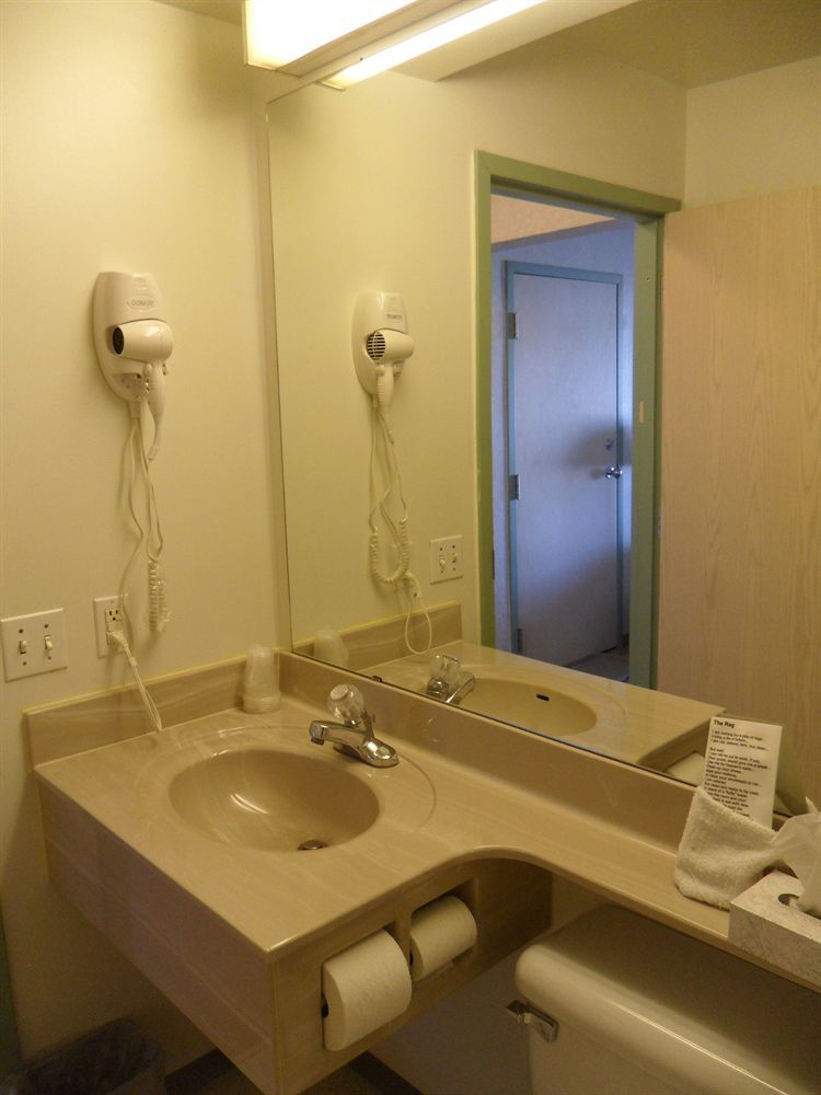 Bay Hill Inns & Suites Neepawa Екстериор снимка