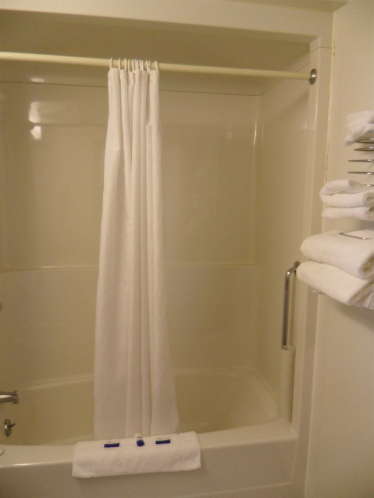 Bay Hill Inns & Suites Neepawa Екстериор снимка