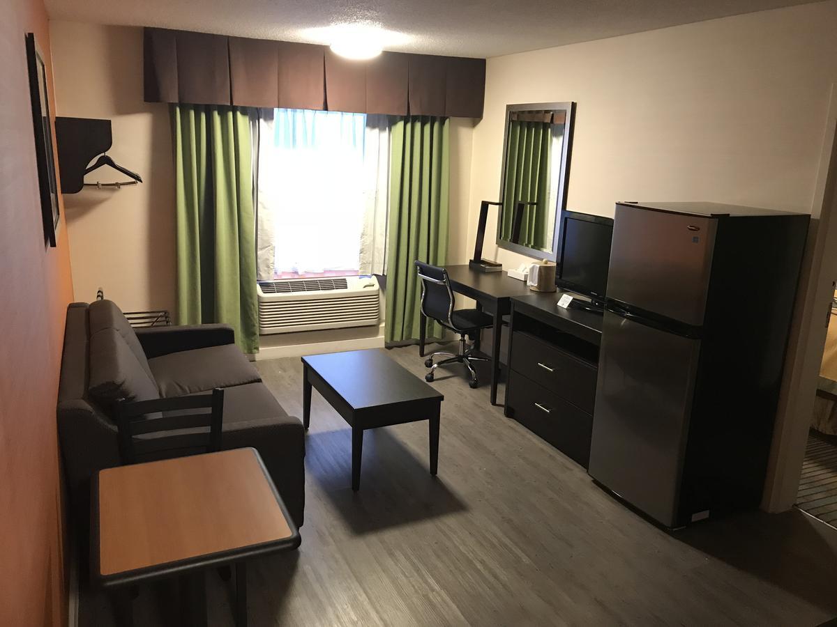 Bay Hill Inns & Suites Neepawa Екстериор снимка