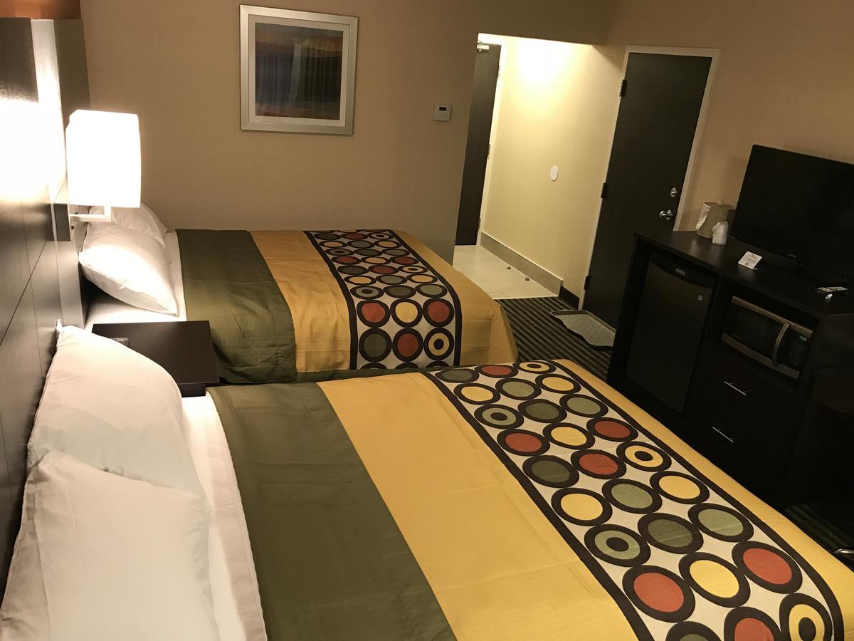 Bay Hill Inns & Suites Neepawa Екстериор снимка