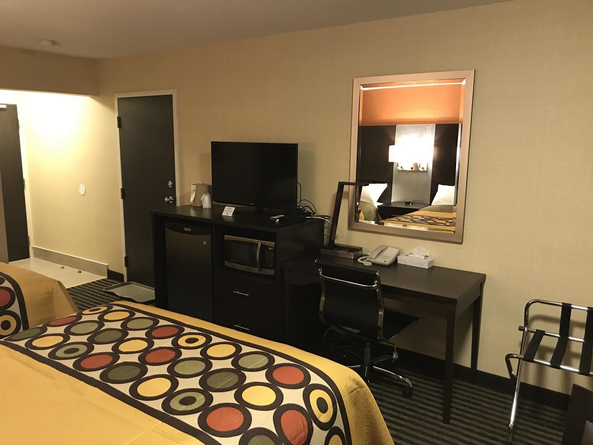Bay Hill Inns & Suites Neepawa Екстериор снимка