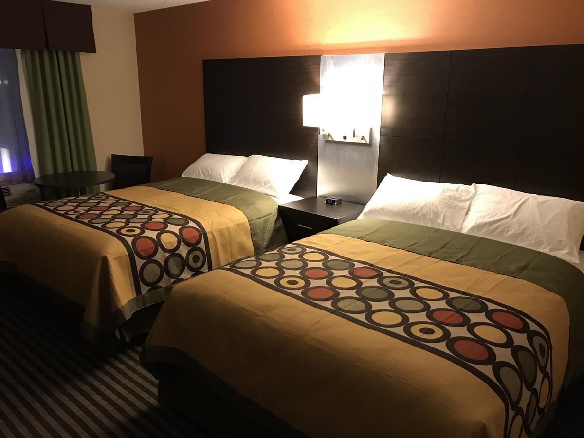 Bay Hill Inns & Suites Neepawa Екстериор снимка