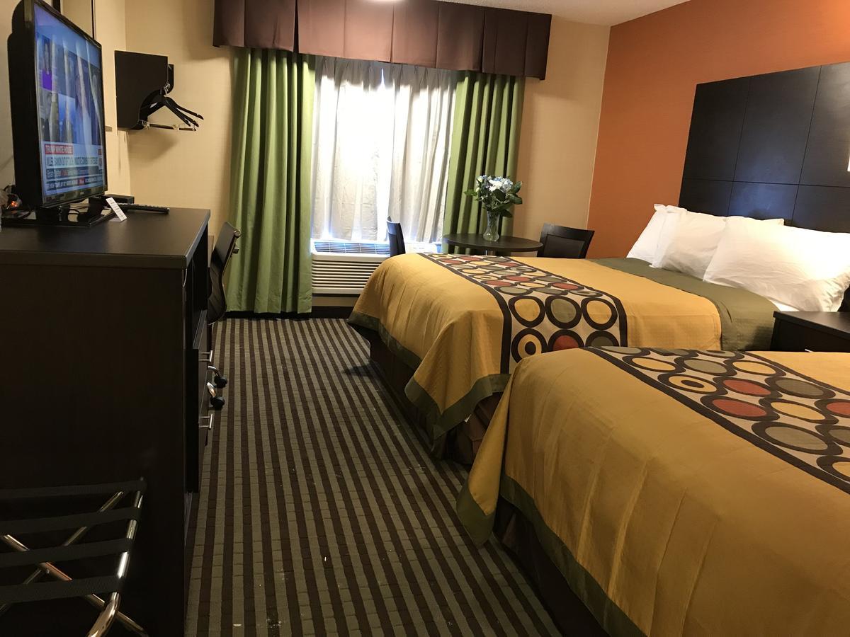 Bay Hill Inns & Suites Neepawa Екстериор снимка