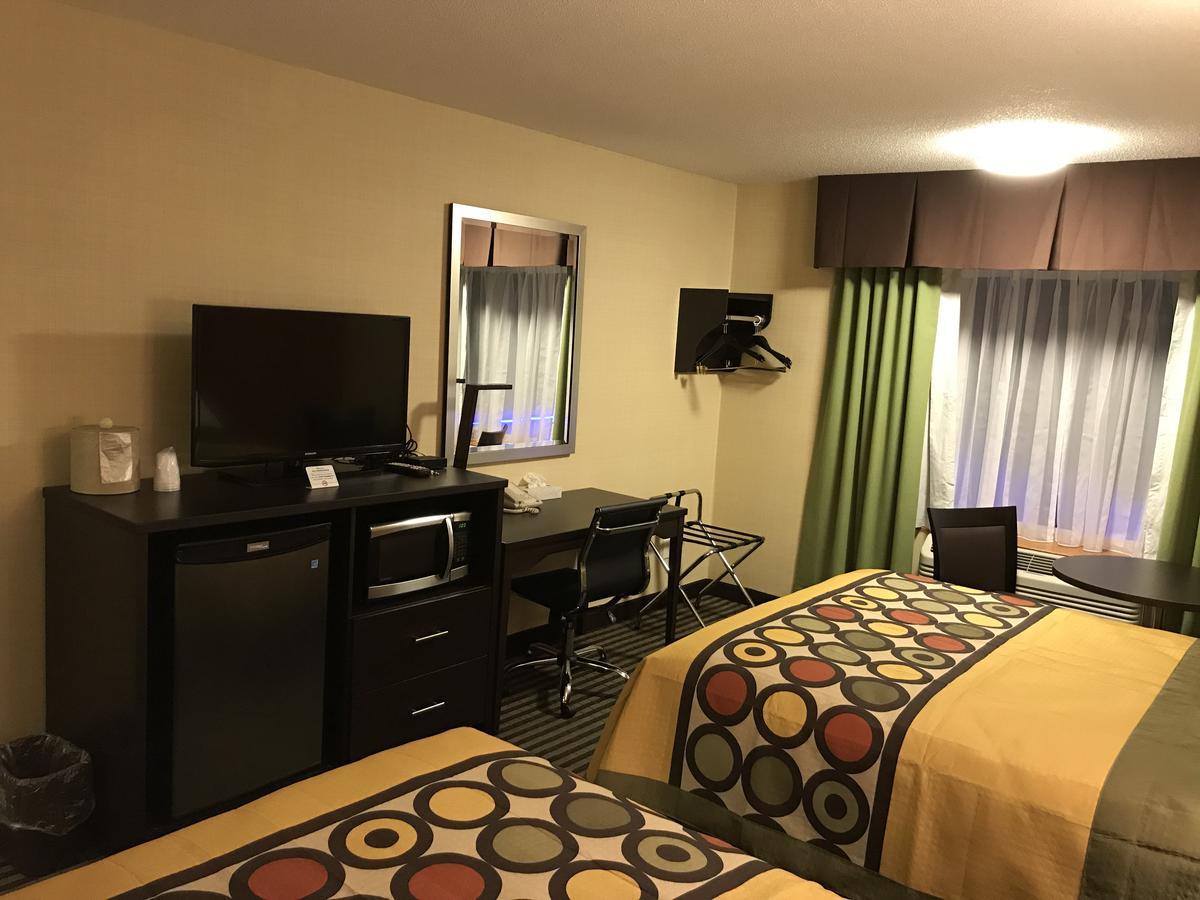 Bay Hill Inns & Suites Neepawa Екстериор снимка