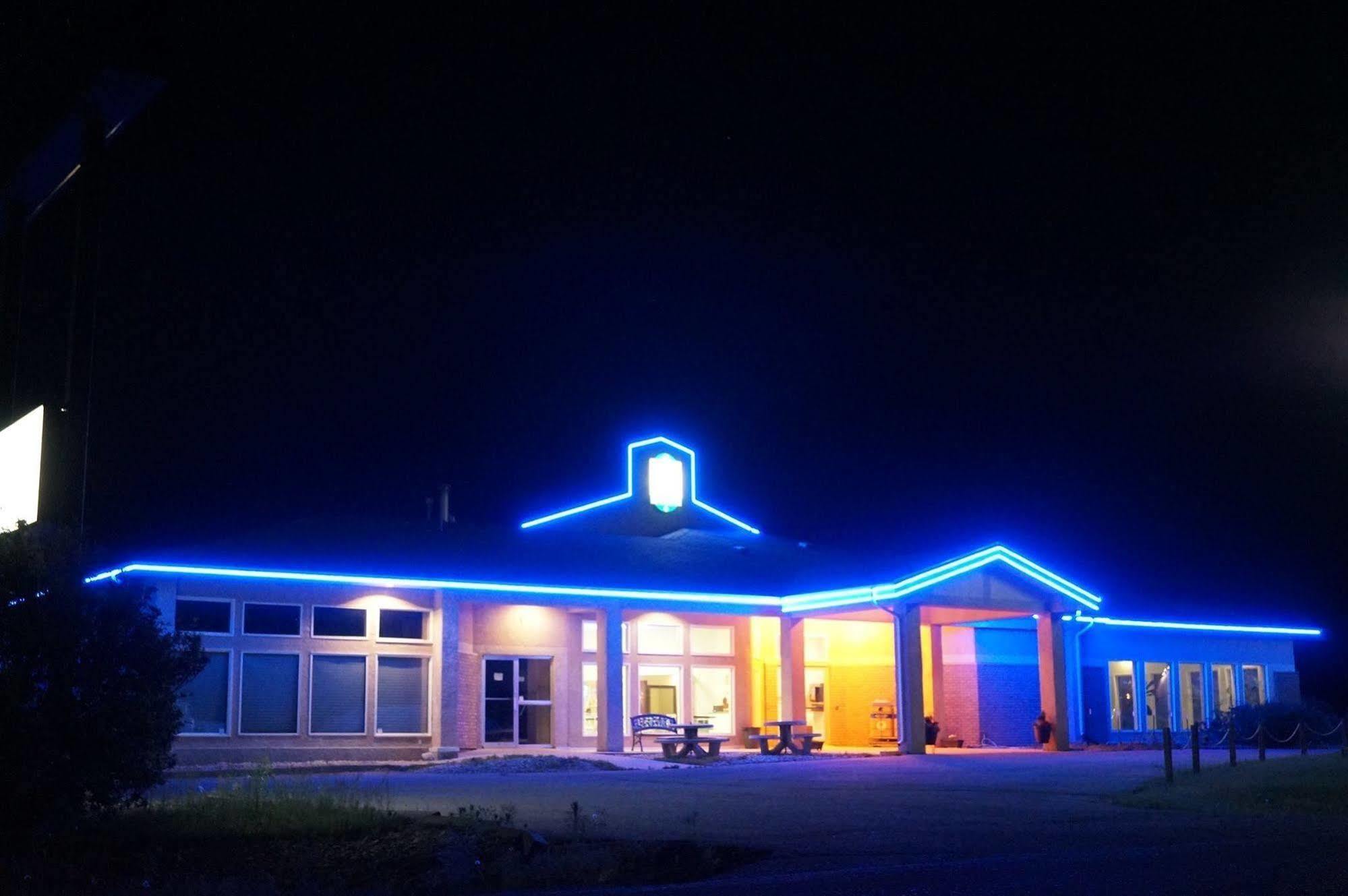 Bay Hill Inns & Suites Neepawa Екстериор снимка