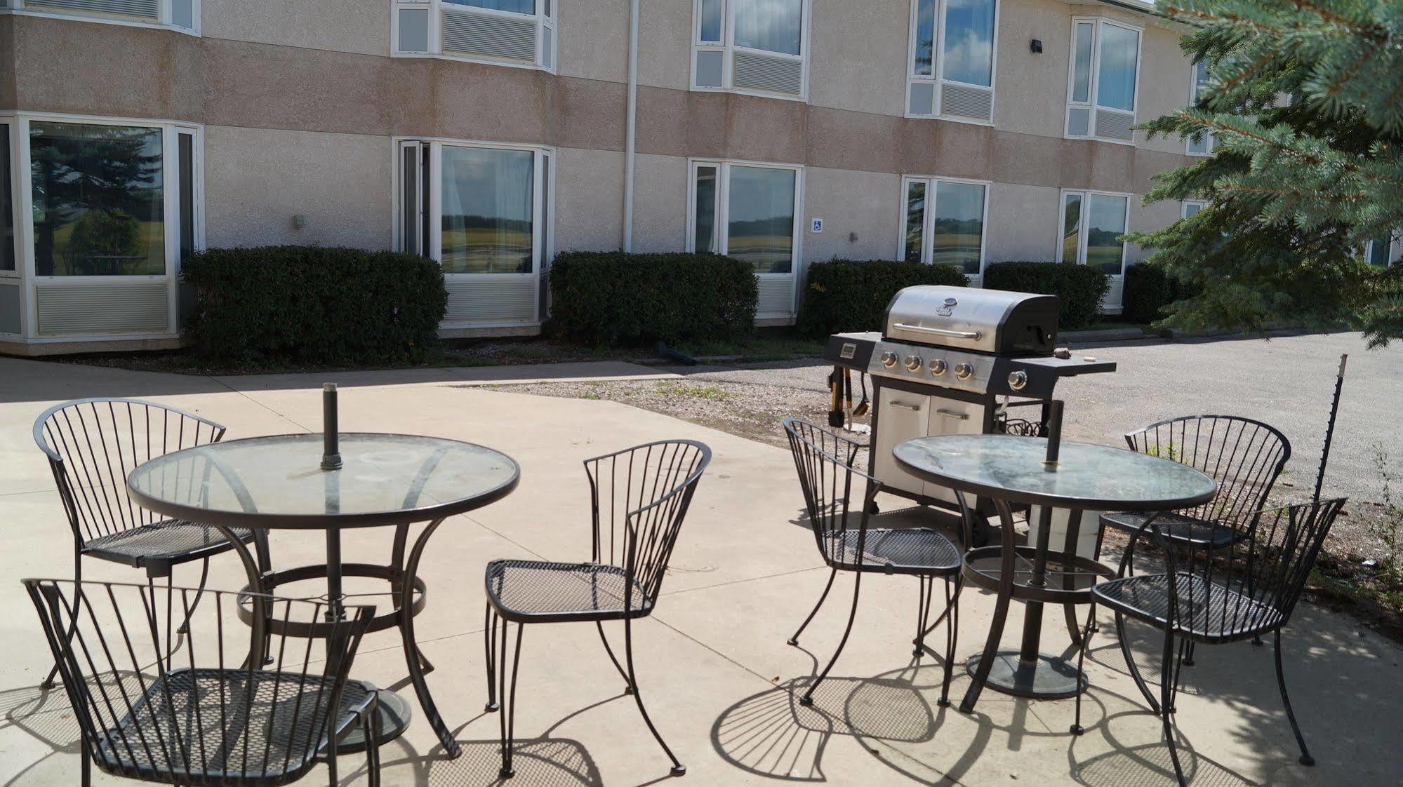 Bay Hill Inns & Suites Neepawa Екстериор снимка