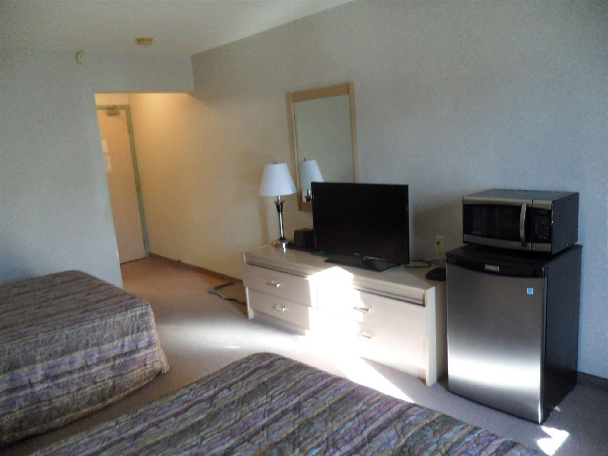 Bay Hill Inns & Suites Neepawa Екстериор снимка