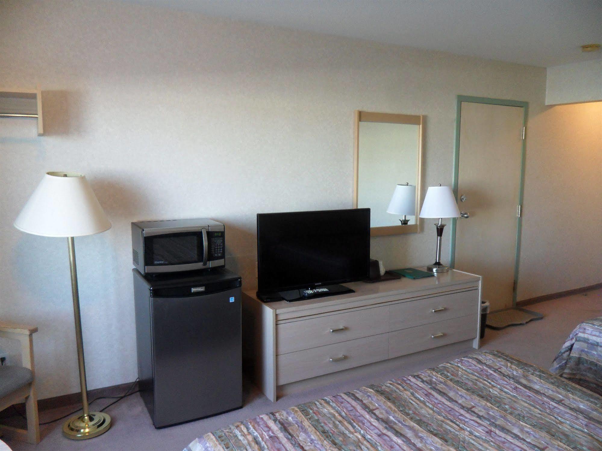 Bay Hill Inns & Suites Neepawa Екстериор снимка