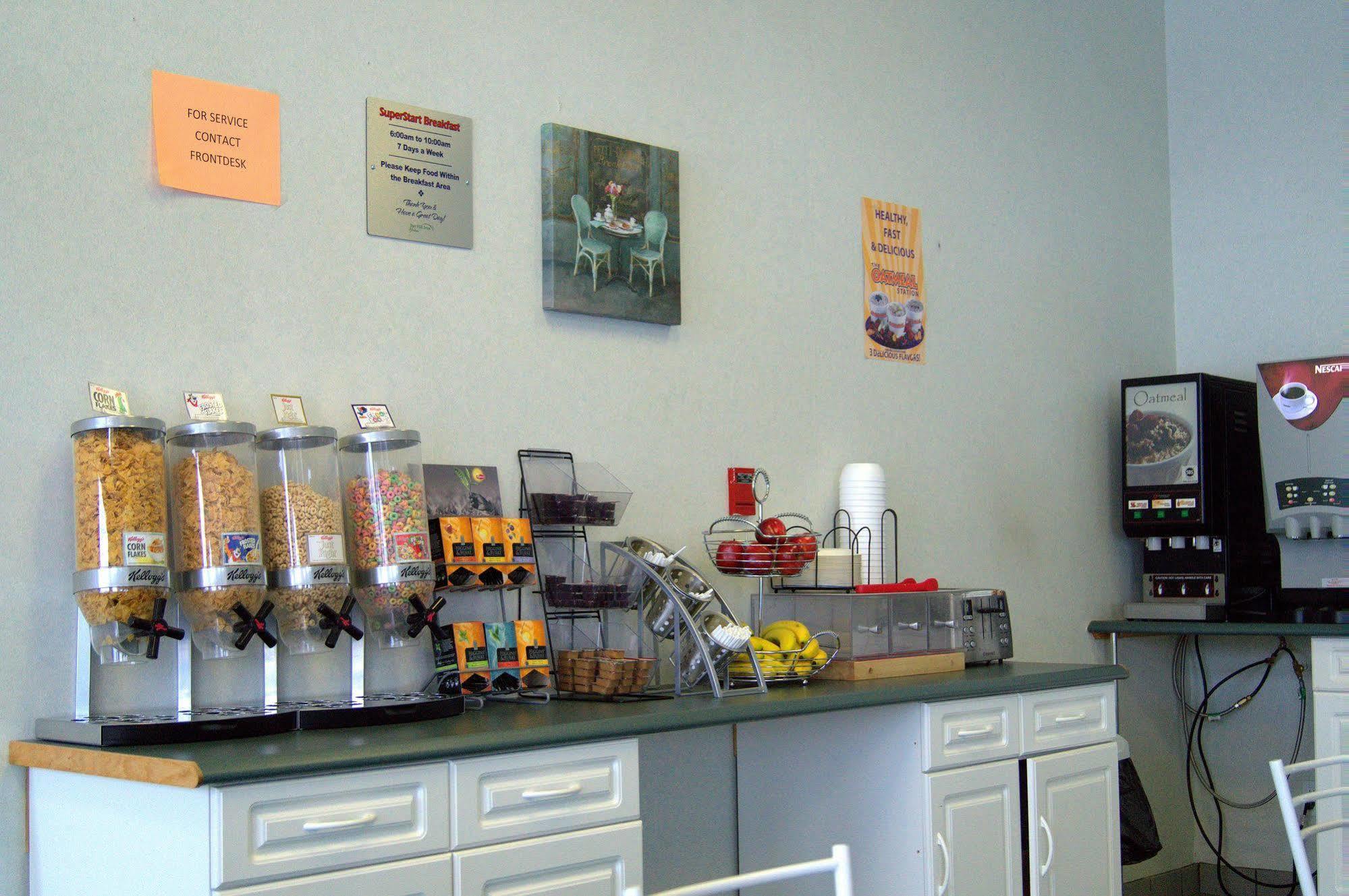 Bay Hill Inns & Suites Neepawa Екстериор снимка