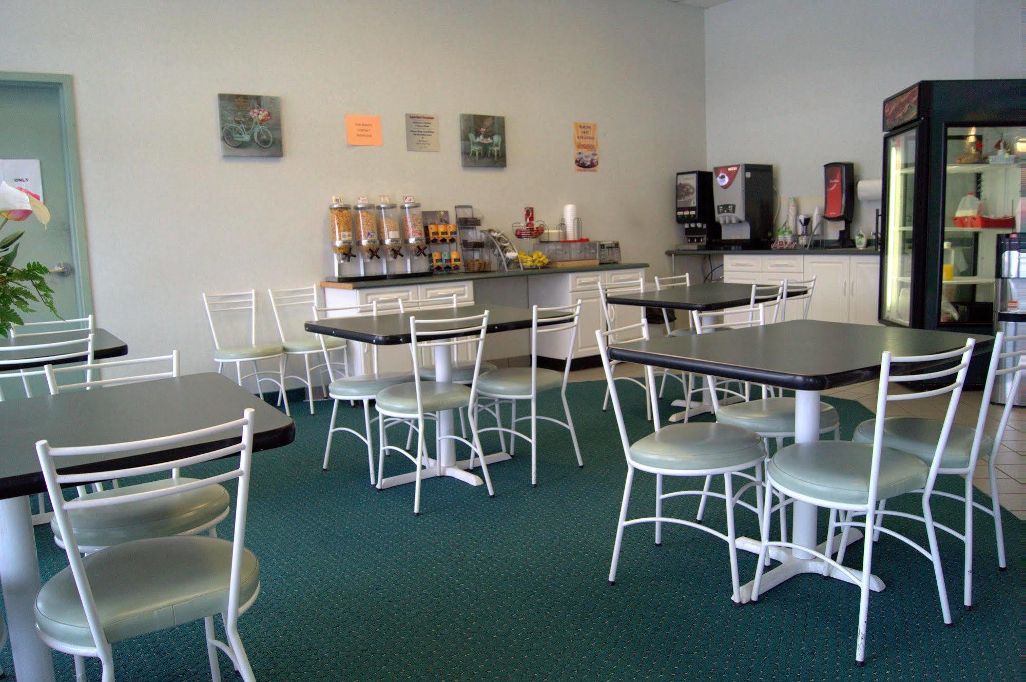 Bay Hill Inns & Suites Neepawa Екстериор снимка