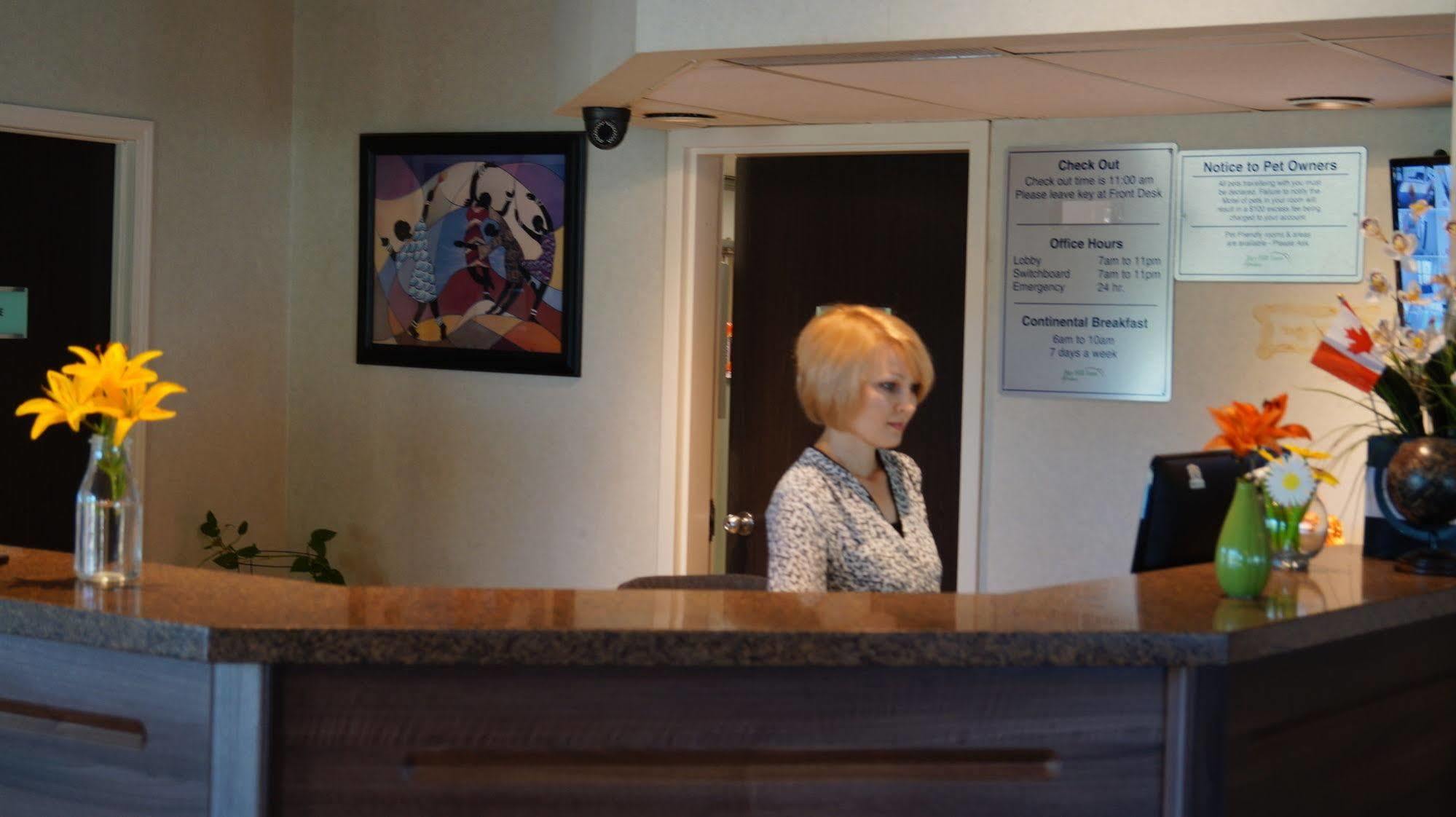 Bay Hill Inns & Suites Neepawa Екстериор снимка
