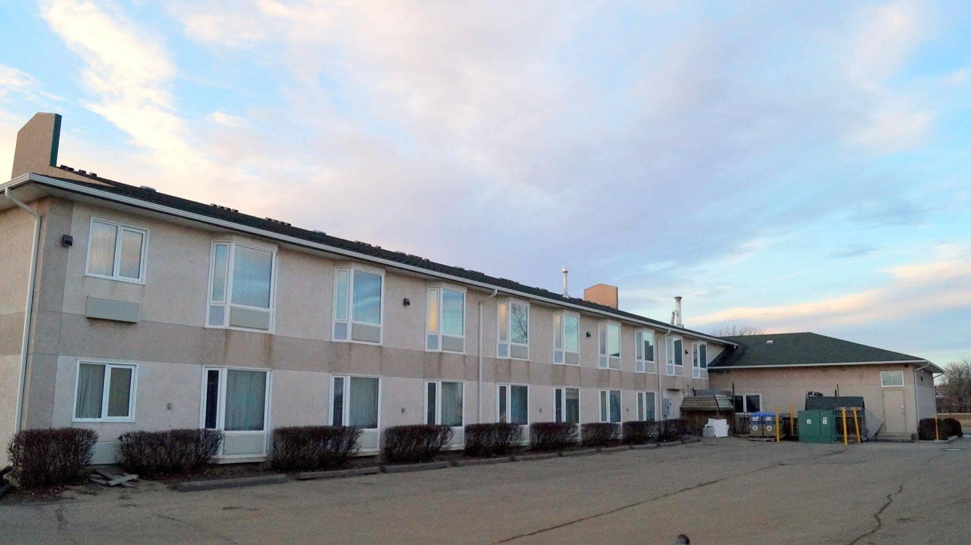 Bay Hill Inns & Suites Neepawa Екстериор снимка
