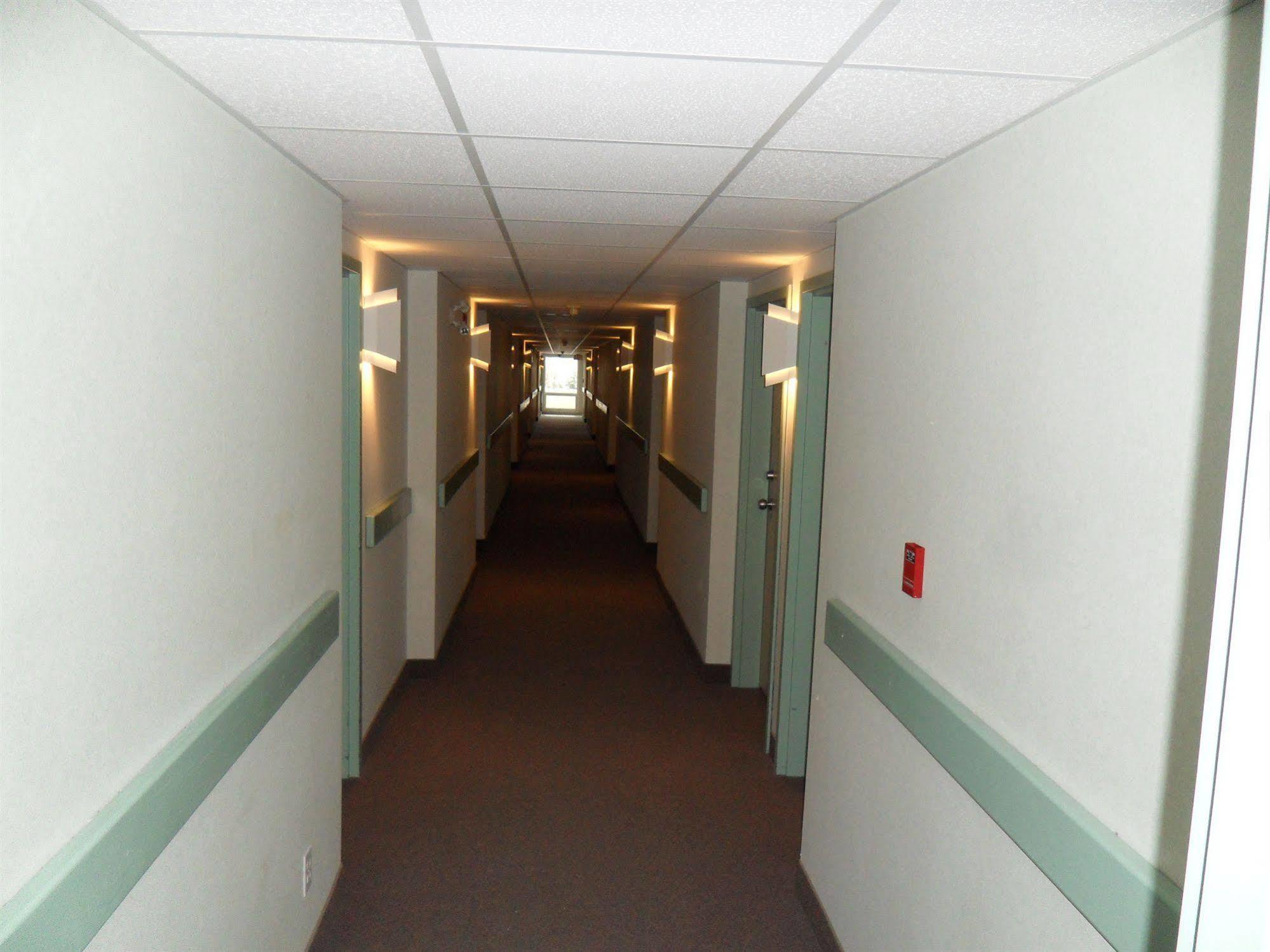 Bay Hill Inns & Suites Neepawa Екстериор снимка