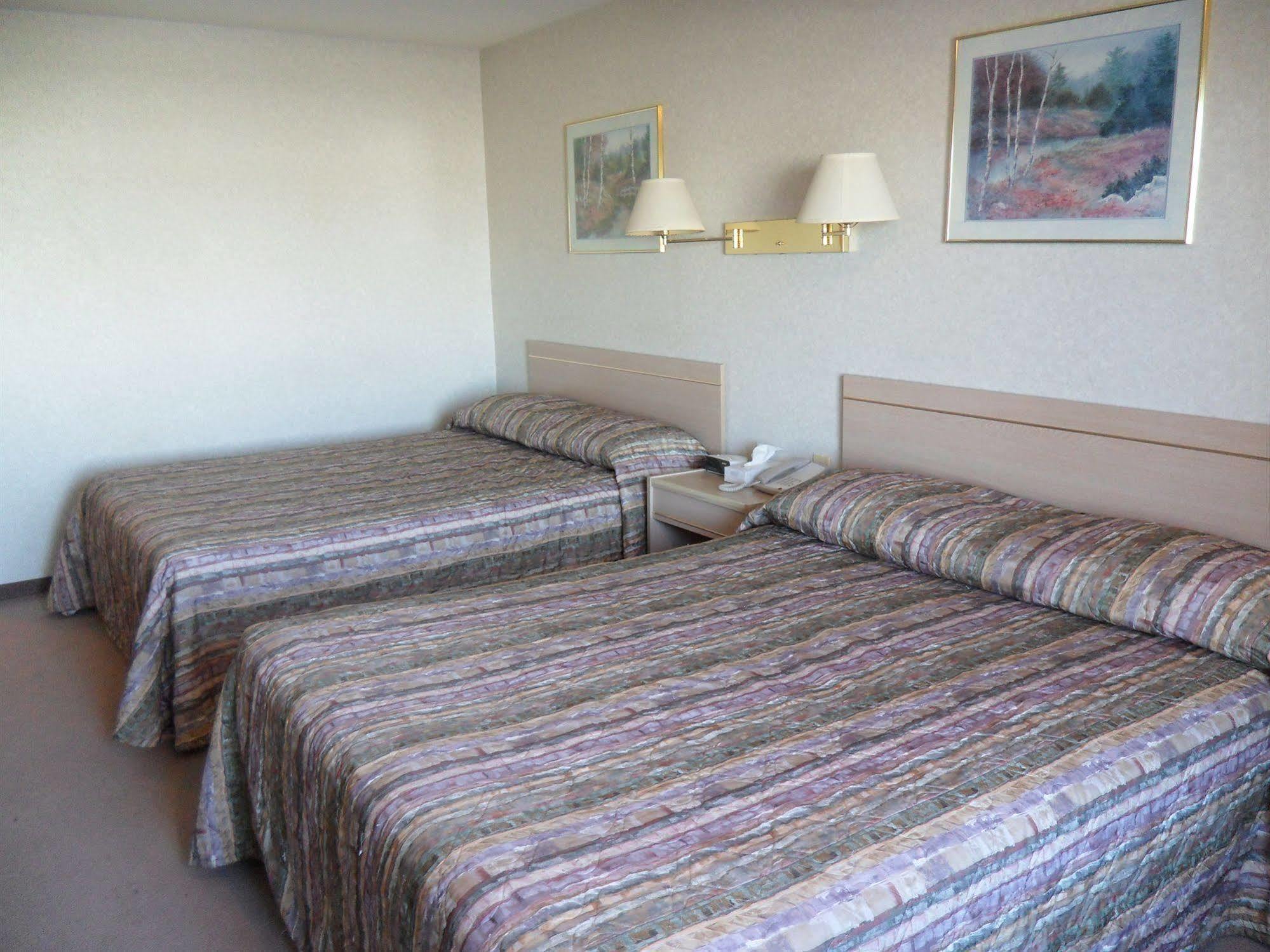 Bay Hill Inns & Suites Neepawa Екстериор снимка