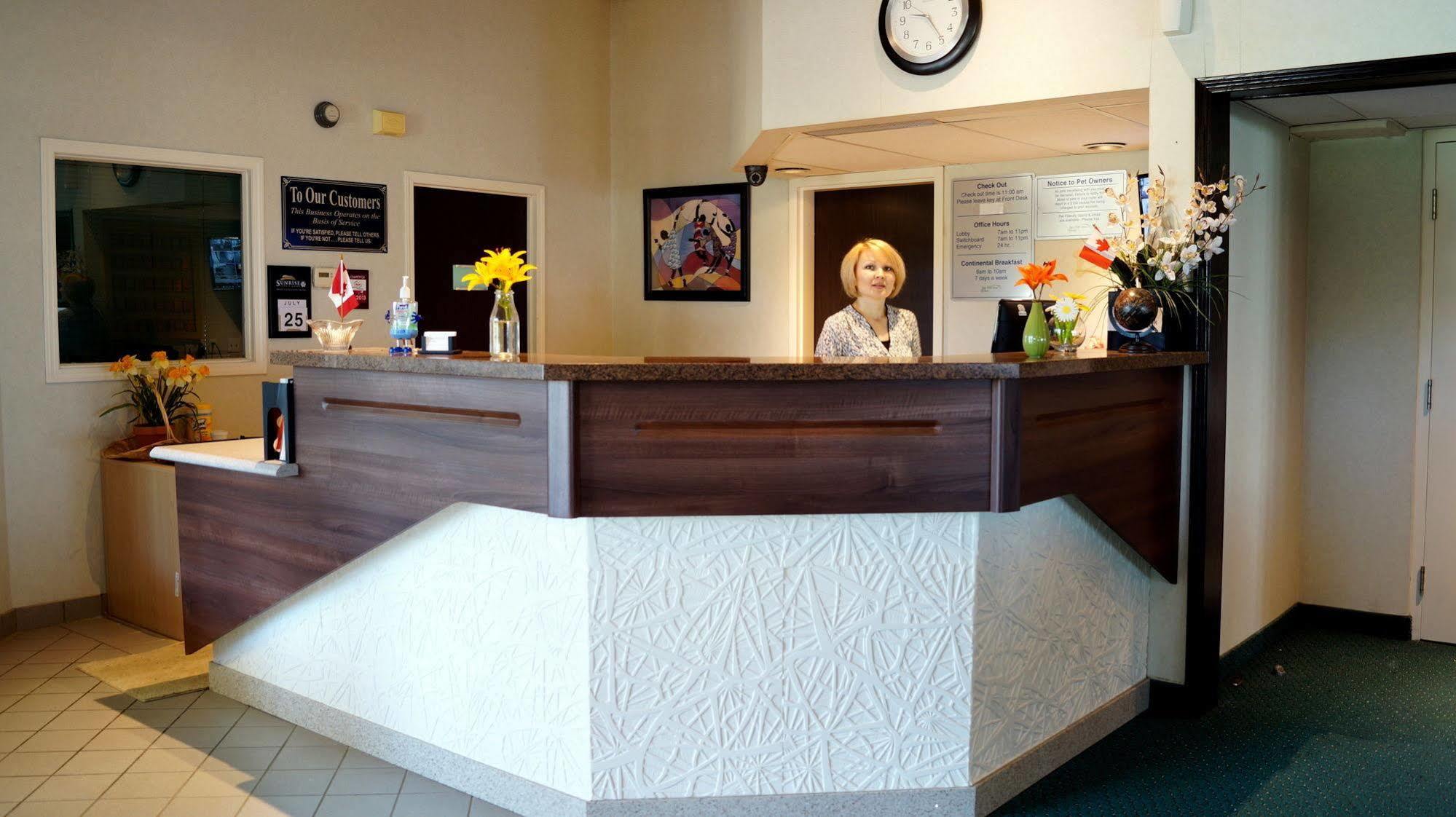 Bay Hill Inns & Suites Neepawa Екстериор снимка