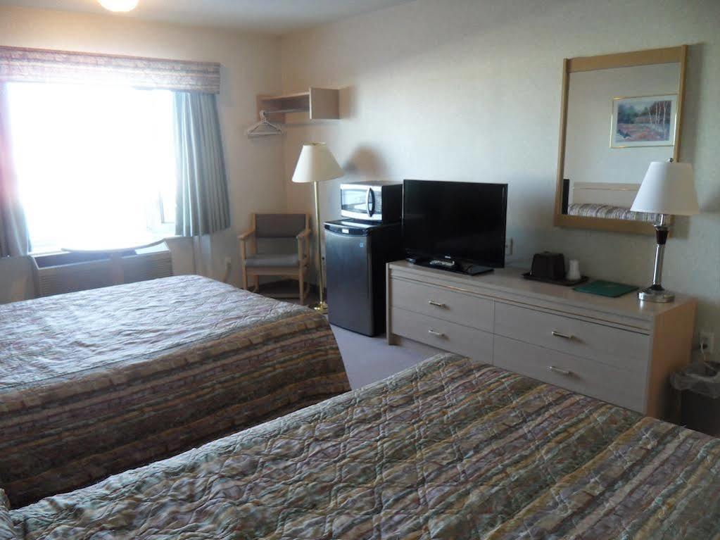 Bay Hill Inns & Suites Neepawa Екстериор снимка