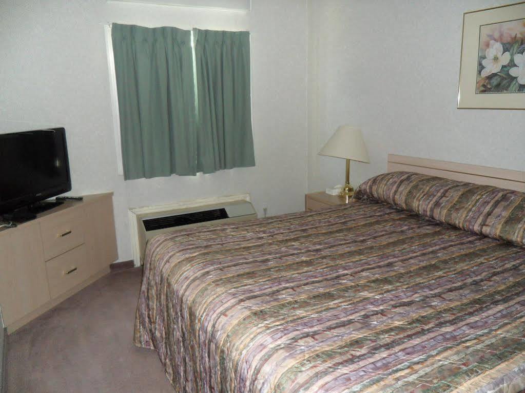 Bay Hill Inns & Suites Neepawa Екстериор снимка