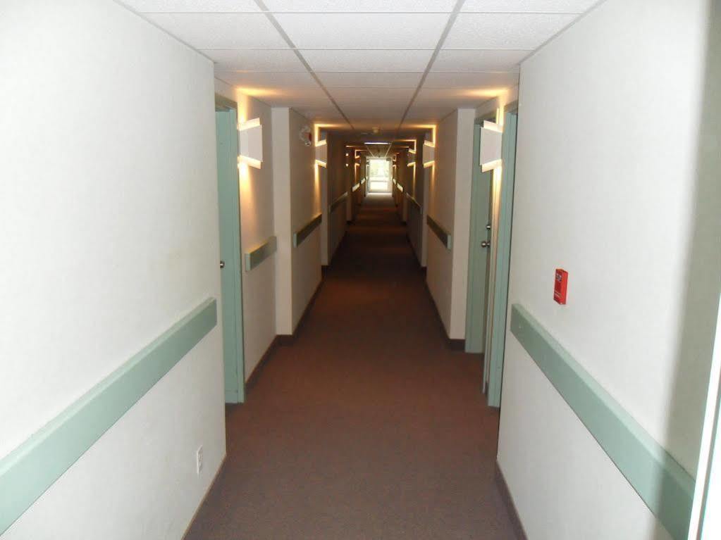 Bay Hill Inns & Suites Neepawa Екстериор снимка