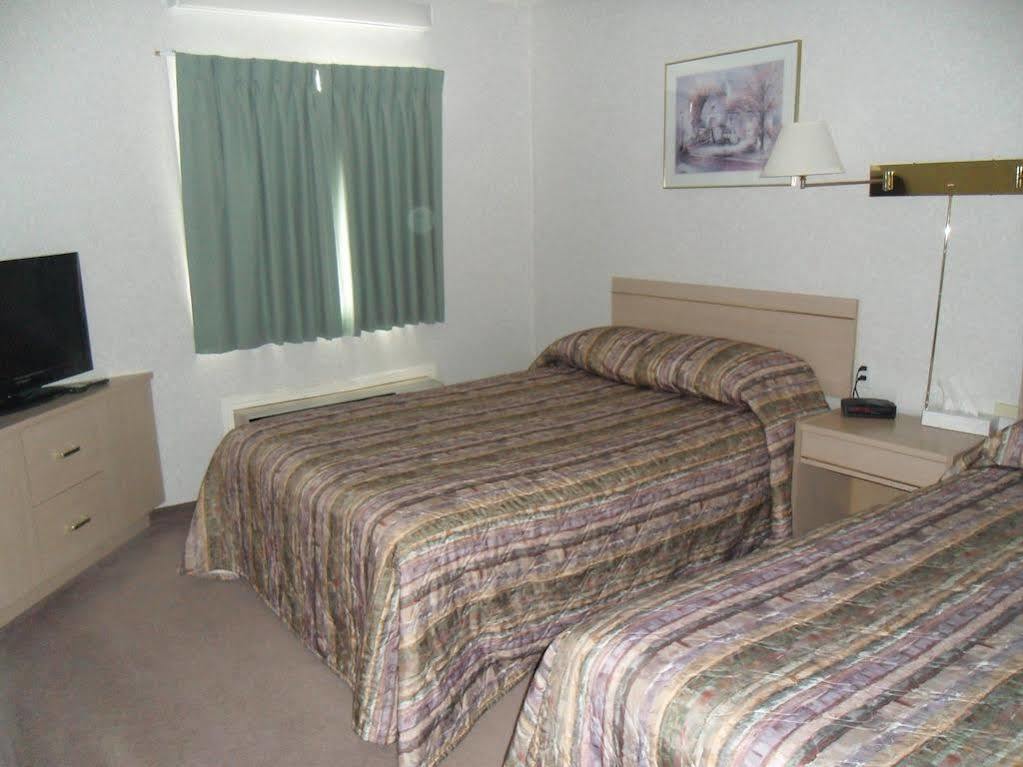 Bay Hill Inns & Suites Neepawa Екстериор снимка