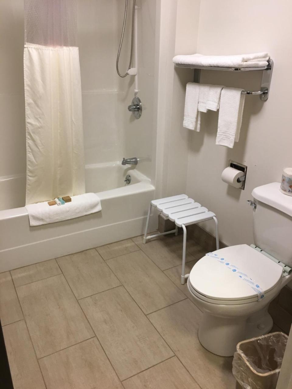Bay Hill Inns & Suites Neepawa Екстериор снимка