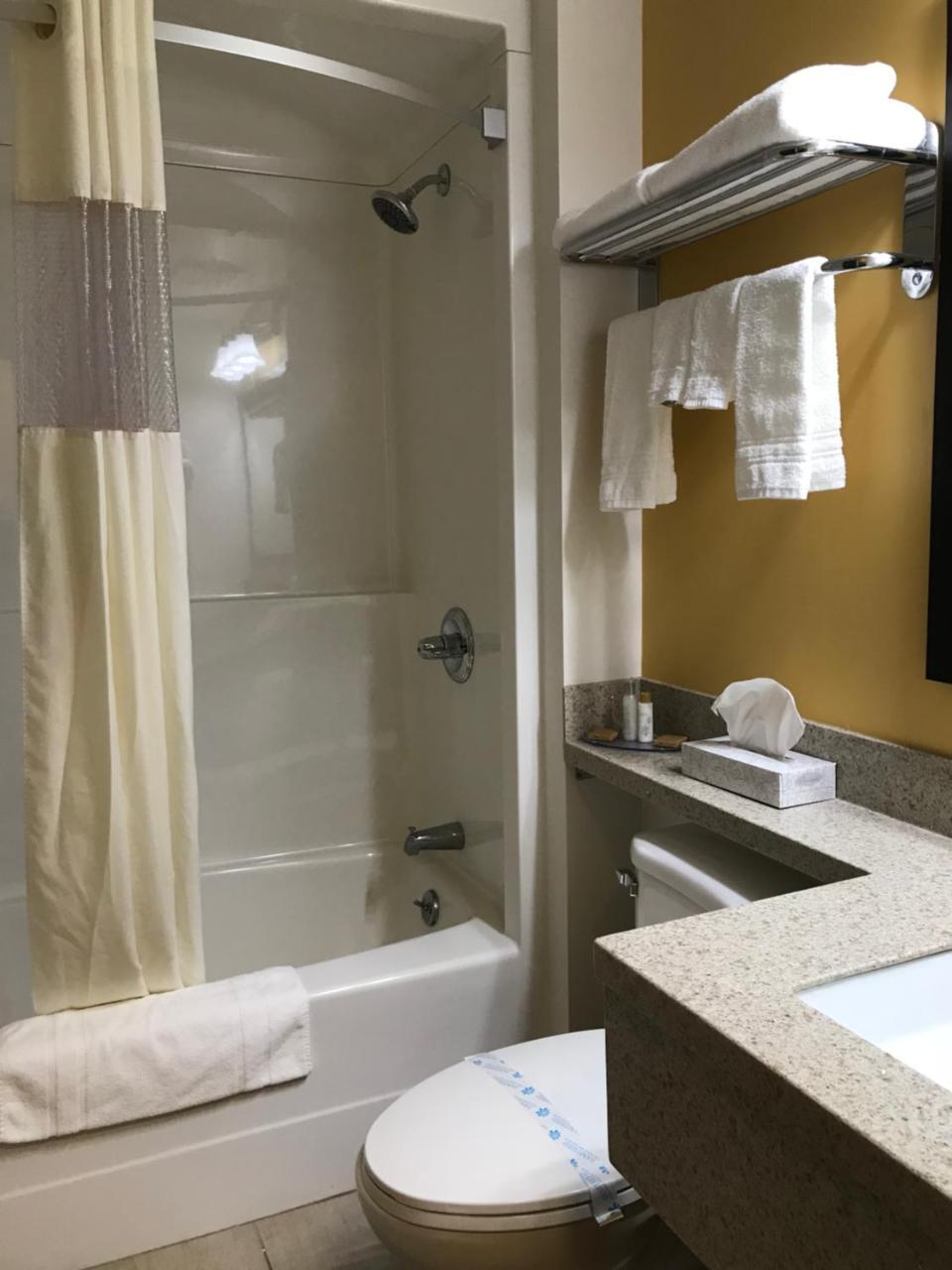 Bay Hill Inns & Suites Neepawa Екстериор снимка