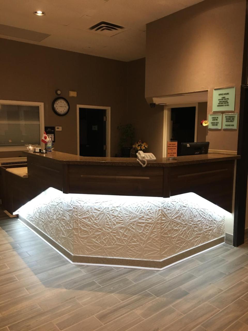 Bay Hill Inns & Suites Neepawa Екстериор снимка