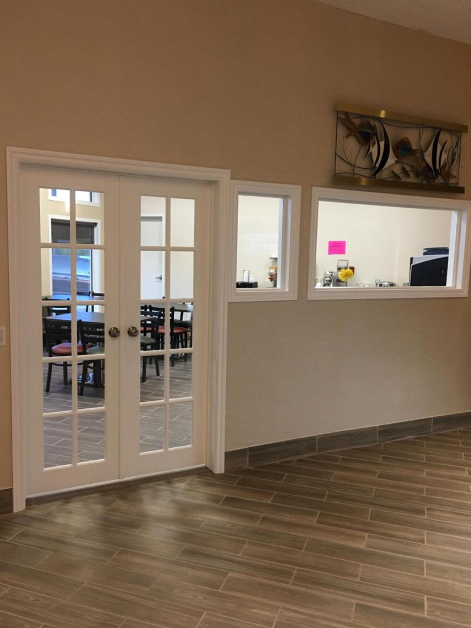 Bay Hill Inns & Suites Neepawa Екстериор снимка