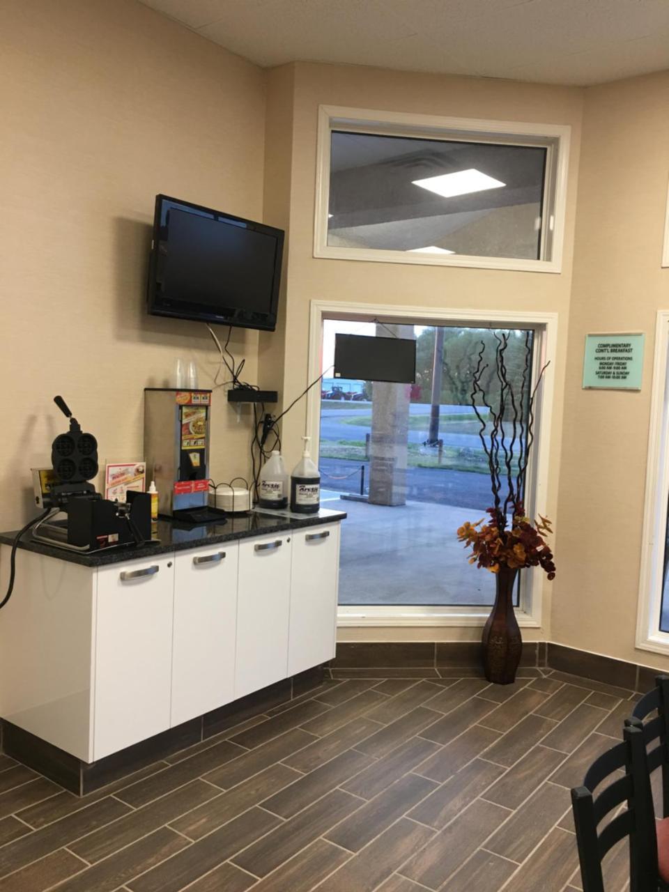Bay Hill Inns & Suites Neepawa Екстериор снимка