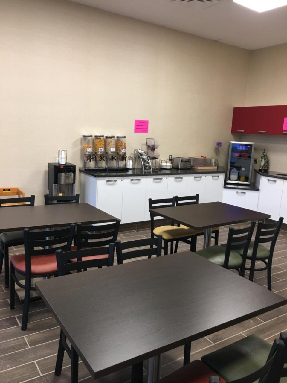 Bay Hill Inns & Suites Neepawa Екстериор снимка