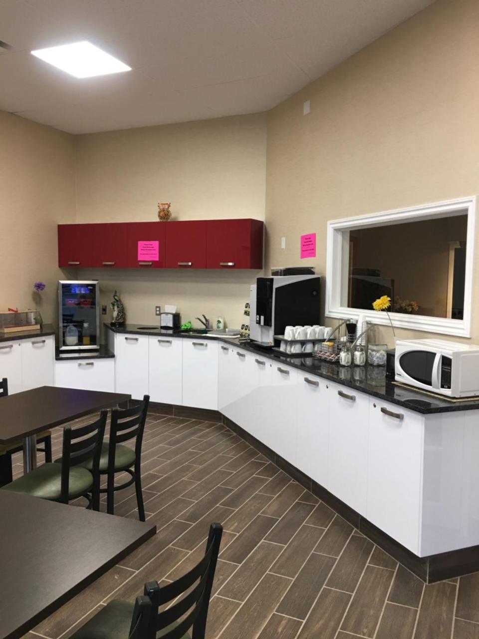 Bay Hill Inns & Suites Neepawa Екстериор снимка