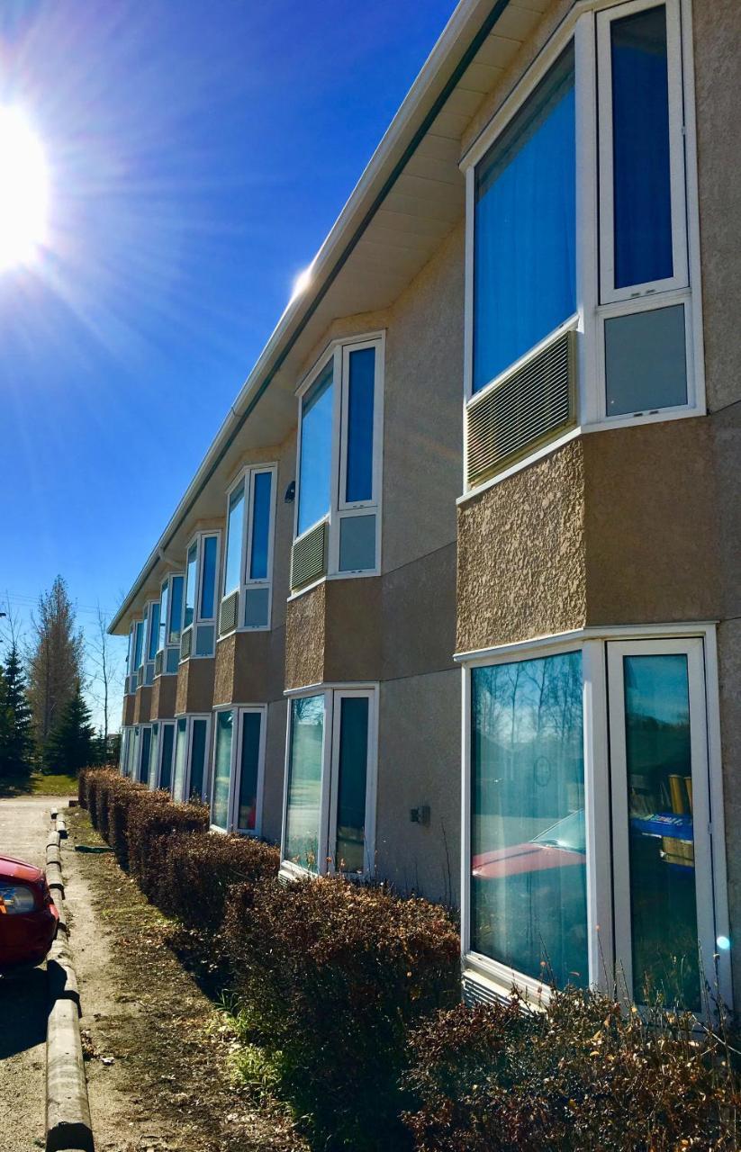 Bay Hill Inns & Suites Neepawa Екстериор снимка