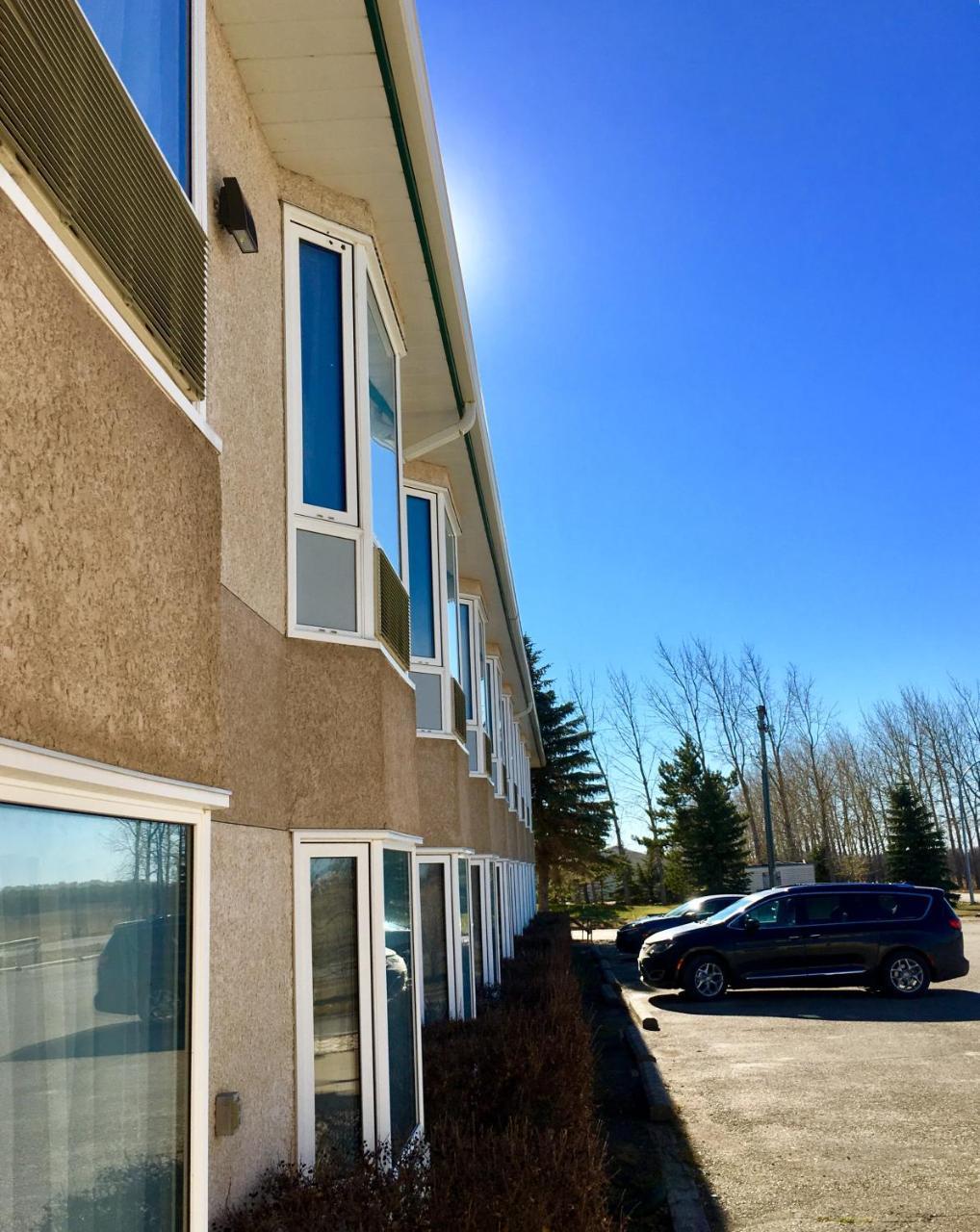 Bay Hill Inns & Suites Neepawa Екстериор снимка